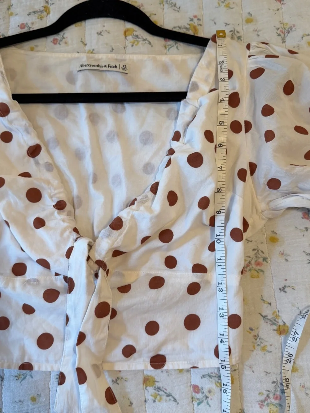 Abercrombie & Fitch Polka Dot Puff Sleeve Blouse Women's XS White Brown V-Neck.